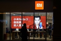 Bên ngoài một cửa hàng của Xiaomi ở Bắc Kinh (Trung Quốc). Ảnh: Reuters