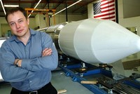 Elon Musk bên một tên lửa năm 2014. Ảnh: AFP