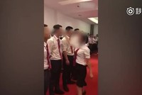 Nhân viên công ty Trung Quốc bị tát, bắt bò vì thành tích kém