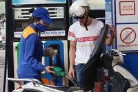 Người dân đổ xăng RON 95 tại một trạm của Petrolimex. 