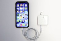 Người dùng có thể không cần tốn thêm hàng chục USD nếu muốn iPhone sạc nhanh. Ảnh: Mashable