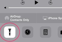 Nút bấm trên đèn pin thay đổi khi được kích hoạt.