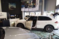 Chiếc Cayenne màu trắng đâm vỡ cửa kính, ủn quầy lễ tân đi cả mét. Ảnh: Asiawire.