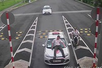 Nhân viên an ninh bị taxi hất lên capo được camera ghi lại. Ảnh: Sân bay Nội Bài. 