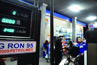 Bán xăng RON 95 tại một cây xăng thuộc hệ thống Petrolimex. 