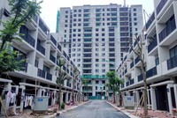 Tỉnh táo trước cơn sốt đất đặc khu và các địa phương