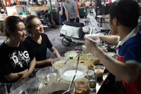 Nhiều bạn trẻ tìm tới quán để thưởng thức cốc chè mà Nguyệt "thảo mai" trong "Phía trước là bầu trời" đã bỏ mặc cả người yêu để ăn một mình: chè đỗ xanh thêm trân châu.