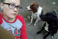 Mỗi tháng cô phải chi 50 bảng Anh (khoảng hơn 1,5 triệu đồng) để mua thức ăn cho 2 chú chó nhưng với phiếu giảm giá, cô thường xuyên không tốn đồng nào cho khoản này. (Nguồn: The Sun)