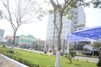 Người dân thắc mắc vì sao doanh nghiệp tư nhân được giao giữ xe ở nơi công cộng mà không đầu tư gì, chỉ việc giăng dây, kẻ vạch rồi thu tiền ở khu vực trước dãy nhà hàng trên đường 2/9.