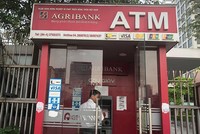 Agribank - đơn vị sở hữu số ATM lớn nhất hệ thống - vừa thông báo tăng phí rút tiền nội mạng. Ảnh: T.L.