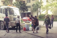 Người dân khu đô thị Mulberry Lane lấy nước từ xe tec. 