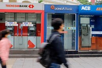 Một chuỗi ATM được đặt trên đường phố Hà Nội. Ảnh: Thanh Hải.