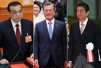 Từ trái qua phải: Thủ tướng Trung Quốc Lý Khắc Cường, Tổng thống Hàn Quốc Moon Jae-in, Thủ tướng Nhật Bản Shinzo Abe. Ảnh: AP.