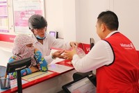 Cụ già mua vé tại một điểm bán hàng của Vietlott. 