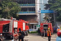 Một công trình đang xây dựng nằm trong khuôn viên Bệnh viện Việt - Pháp bị hỏa hoạn. Ảnh: Gia Chính