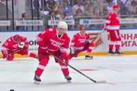 Putin ghi 5 bàn trong trận khúc côn cầu với tuyển thủ Olympic