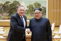 Ngoại trưởng Mỹ Mike Pompeo (trái) cho biết đã có cuộc trò chuyện cởi mở với nhà lãnh đạo Triều Tiên Kim Jong-un. (Ảnh: AFP)