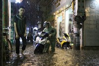 Mưa lớn, nhiều phố Hà Nội biến thành sông