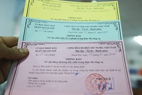 UBND quận Thanh Khê áp dụng phạt thẻ vàng, xanh và khen thưởng bằng thẻ hồng với công chức. Ảnh: Nguyễn Đông.