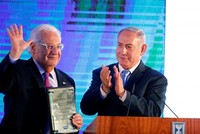 Thủ tướng Israel Benjamin Netanyahu (phải) vỗ tay sau khi trao cho Đại sứ Mỹ tại Israel David Friedman lá thư bày tỏ sự cảm kích trong buổi lễ đón tiếp được tổ chức tại Bộ ngoại giao Israel ở Jerusalem ngày 13/5. Ảnh: Reuters.