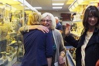 Bà Anne Beck được những người ở nhà đấu giá chúc mừng