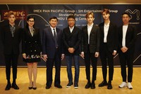 Ông Johnathan Hạnh Nguyễn cùng lãnh đạo SM và một số nghệ sỹ Hàn Quốc do công ty này đào tạo.