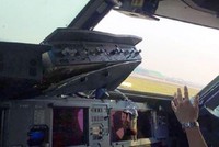 Máy bay của hãng hàng không Tứ Xuyên bị rơi mất tấm cửa sổ trong buồng lái hôm 14/5. Ảnh: SCM