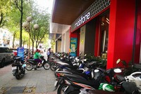 Hai điểm giao dịch của nhà mạng MobiFone và VinaPhone trên đường Nguyễn Du (TPHCM) đã không đông đúc như những ngày trước đó.