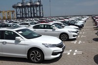 Một lô hàng hập khẩu từ Thái Lan về cảng ở TP. HCM. Ảnh: Vũ Đoan.