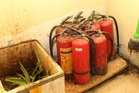 Hệ thống bình chữa cháy trong các chung cư này không hoạt động. Ảnh: Phương Sơn