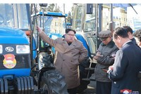Nhà lãnh đạo Kịm Jong-un tới thăm một nhà máy sản xuất máy kéo tại Triều Tiên (Ảnh: KCNA)