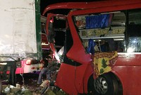 Ôtô khách hư hỏng sau tai nạn. Ảnh: Thái Thông.