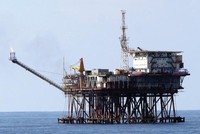 Giá dầu mỏ thế giới được dự báo tăng lên 90 USD/thùng vào cuối năm nay. Trong ảnh: Mỏ Bạch Hổ. Ảnh: Đức Thanh