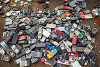 Điện thoại hỏng thường bị vứt vào các bãi rác.