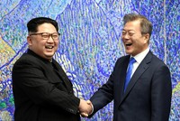 Tổng thống Hàn Quốc Moon Jae-in bắt tay nhà lãnh đạo Triều Tiên Kim Jong-un tại hội nghị thượng đỉnh liên Triều hồi tháng 4 (Ảnh: Reuters)