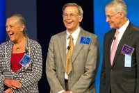 Từ trái sang là Alice Walton, Jim Walton và Rob Walton chụp cùng nhau năm 2011. Ảnh: Bloomberg