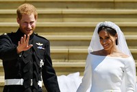 Hoàng tử Harry và vợ Meghan Markle trong hôn lễ ngày 19/5. Ảnh: AFP.