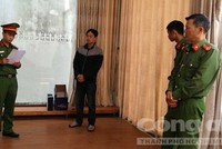 Cơ quan điều tra đọc lệnh bắt Đến - Ảnh: Lê Tiến.