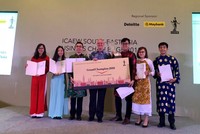 Đội chiến thắng Synergy đến từ Việt Nam cùng ông Mark Billington, Giám đốc ICAEW khu vực Đông Nam Á.