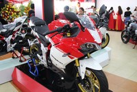 GPX Demon 150GR  bản thể thao phối hai màu đỏ-trắng tại cửa hàng, giá 64 triệu đồng.