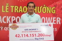 Khách hàng không đeo mặt nạ đến nhận thưởng tại Vietlott chi nhánh Cần Thơ. Ảnh: Phương Đông