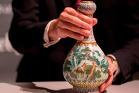 Chiếc bình sẽ được đem bán đấu giá tại nhà đấu giá Sotheby's ở Paris. Ảnh: CNN.