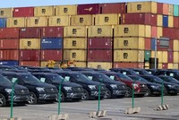 Xe nhập khẩu tại một cảng biển của Trung Quốc. Ảnh: Reuters.