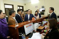 Bí thư Thành ủy Hà Nội Hoàng Trung Hải thăm bộ phận một cửa.