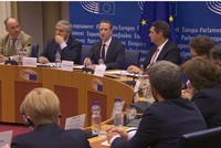 Mark Zuckerberg trong phiên điều trần hôm qua tại EU. Ảnh: Reuters