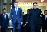 Tổng thống Hàn Quốc (trái) và lãnh đạo Triều Tiên tại hội nghị thượng đỉnh liên Triều ngày 27/4. Ảnh: Yonhap.