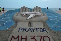 Tác phẩm bằng cát của một nghệ sĩ Ấn Độ nhằm cầu nguyện cho MH370 (Ảnh: AFP)