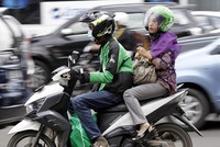 Dịch vụ xe ôm của Go - Jek tại Indonesia. Ảnh: Reuters