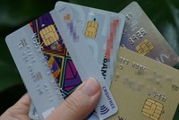 Chậm nhất hết năm 2020, toàn bộ thẻ từ nội địa ngân hàng phải chuyển sang thẻ chip. Ảnh: Anh Tú
