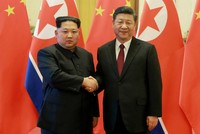 Lãnh đạo Triều Tiên Kim Jong-un (trái) đến Bắc Kinh gặp Chủ tịch Trung Quốc Tập Cận Bình hồi tháng ba. Ảnh: Xinhua.
